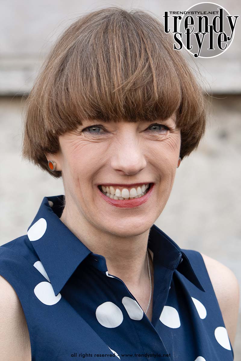 Modern kort kapsel voor vrouwen van 50+, rechte bob met pony die zorgt voor een frisse en krachtige look. Foto Charlotte Mesman