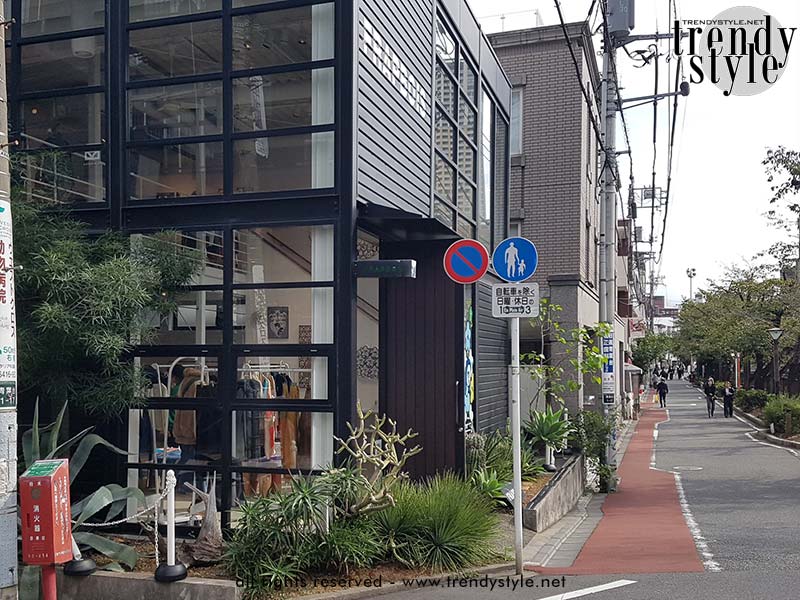 Een exclusieve boetiek langs de Meguro-rivier. Foto Charlotte Mesman