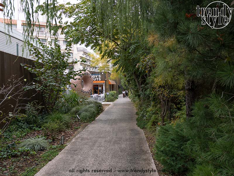 Log Road Daikanyama in Tokio, een groene openluchtpromenade op een voormalige spoorlijn met stijlvolle cafés, terrassen, kleine boetieks en wandelpaden. Foto Charlotte Mesman