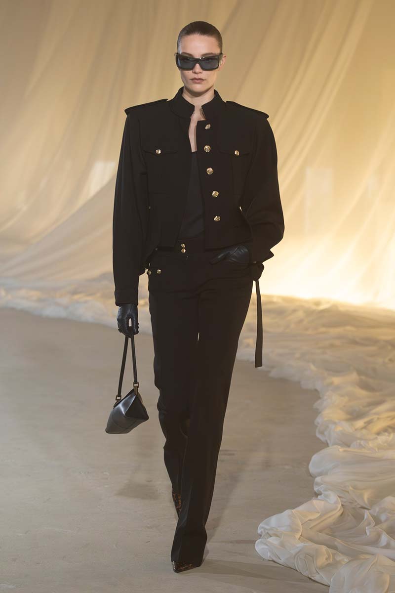 Napoleon jackets - militaire jasjes - blijven voorlopig in de mode. Photo courtesy of Balmain