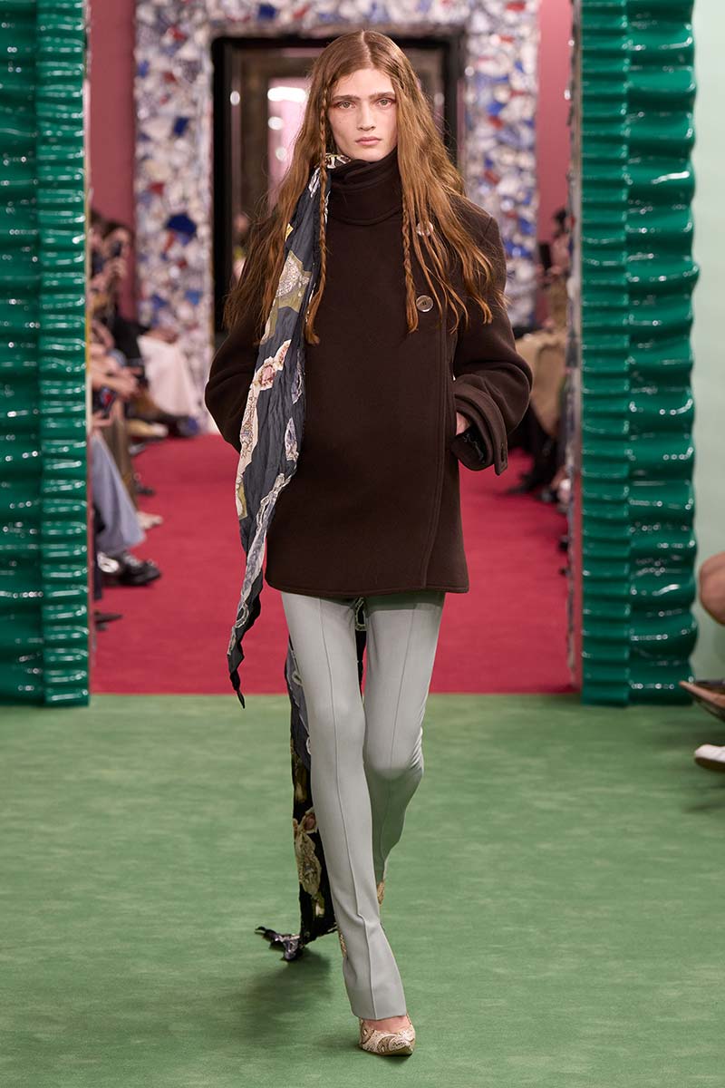 Slim fit broeken en zelfs stretch broeken gaan terugkomen en naar verwachting gaan we ze in de winkels zien. Photo courtesy of Acne Studios