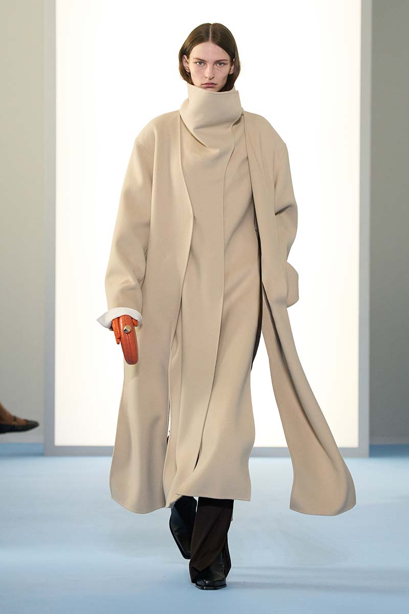 Lange winterjassen zullen het van de catwalk naar de winkels gaan maken. Photo Sportmax