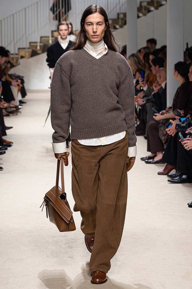 De strakke coltrui gaat weer volop deel uitmaken van gelaagde looks. Het kraagje van blouses gaan we asymmetrisch dragen. Photo courtesy of Tod's
