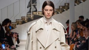 Van runway naar retail: deze modetrends uit de Fashion Weeks gaan we straks echt in de winkels zien. Photo courtesy of Tod's