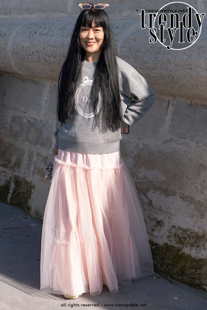 Een lange, opvallende rok in combinatie met een sweater in de streetstyle in Parijs. Foto Charlotte Mesman