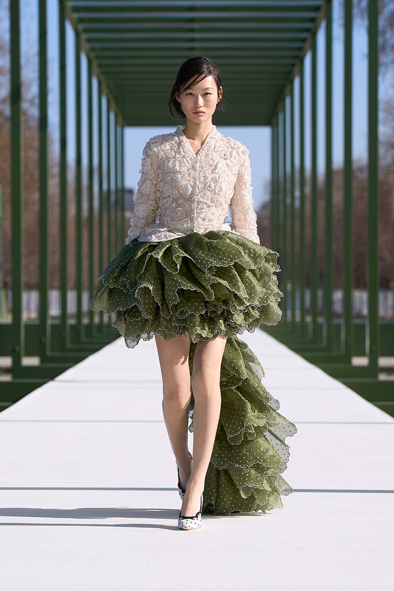 Rokken geïnspireerd door lotusbloemen op de catwalk van Dior. Photo courtesy of Dior