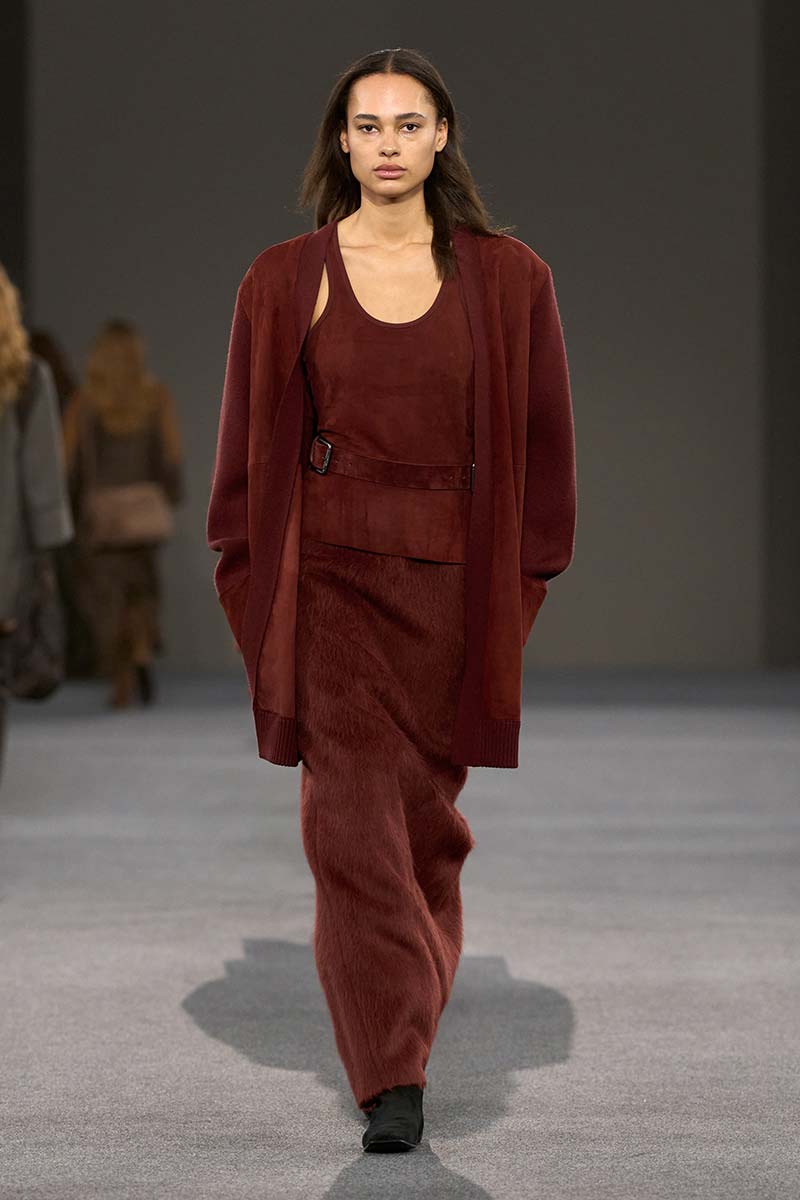 Lange rechte rokken maken een comeback. Photo courtesy of Max Mara