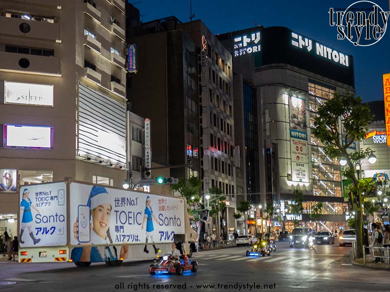 Groepen toeristen in go-karts in de drukke straten van Shibuya in Tokio. Foto Charlotte Mesman
