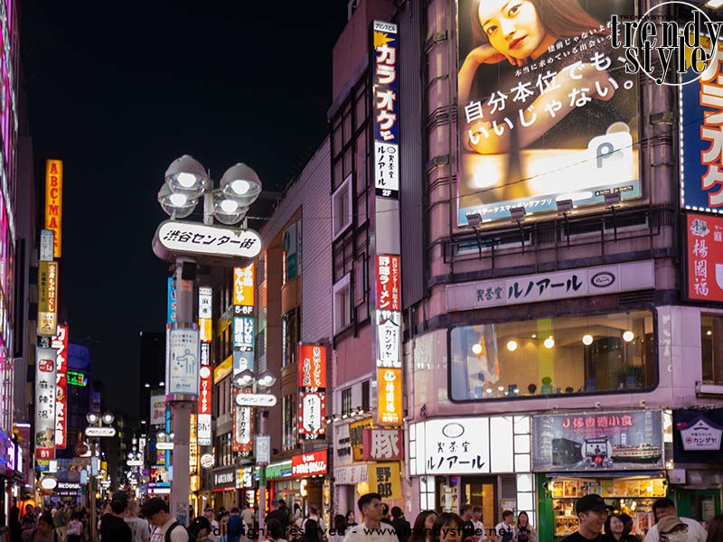 Het centrum van Shibuya in 2026. Neonlichten en mensenmassa's. Foto Charlotte Mesman