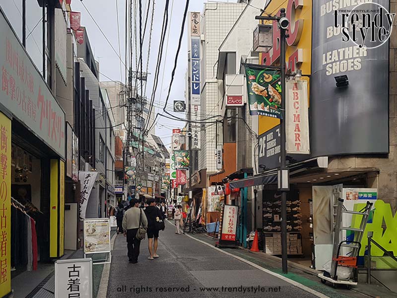 Een karakteristiek straatje van de bohemien wijk in Tokio. Foto Charlotte Mesman