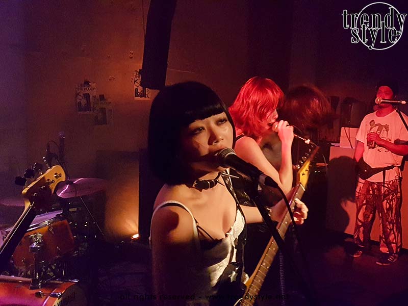 Underground liveshow van Sorry No Camisole in een kelder in Shimokitazawa, Tokio. Foto Charlotte Mesman