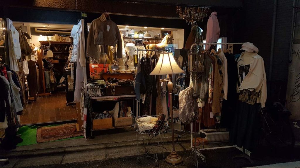 Karakteristiek straatbeeld van Shimokitazawa in Tokio. Foto Charlotte Mesman