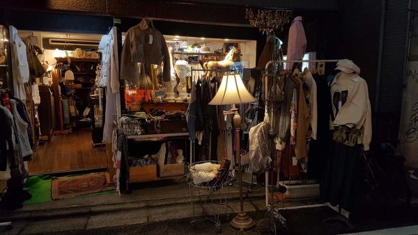 Karakteristiek straatbeeld van Shimokitazawa in Tokio. Foto Charlotte Mesman