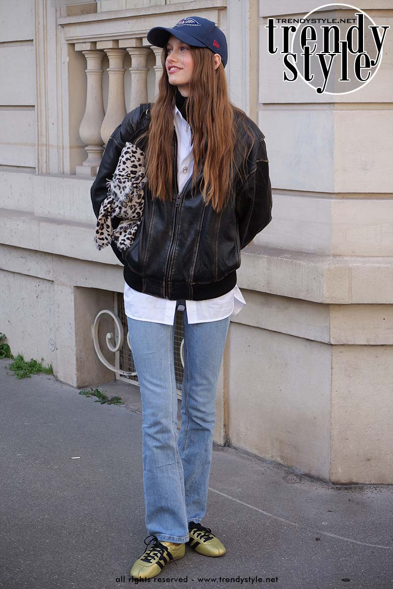 Slim fit jeans met leren jack, witte blouse en retro sneakers. Foto Charlotte Mesman