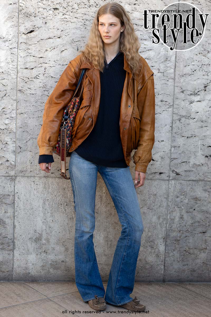 Casual en cool: een slim fit boot cut jeans met oversized leren jack. Foto Charlotte Mesman