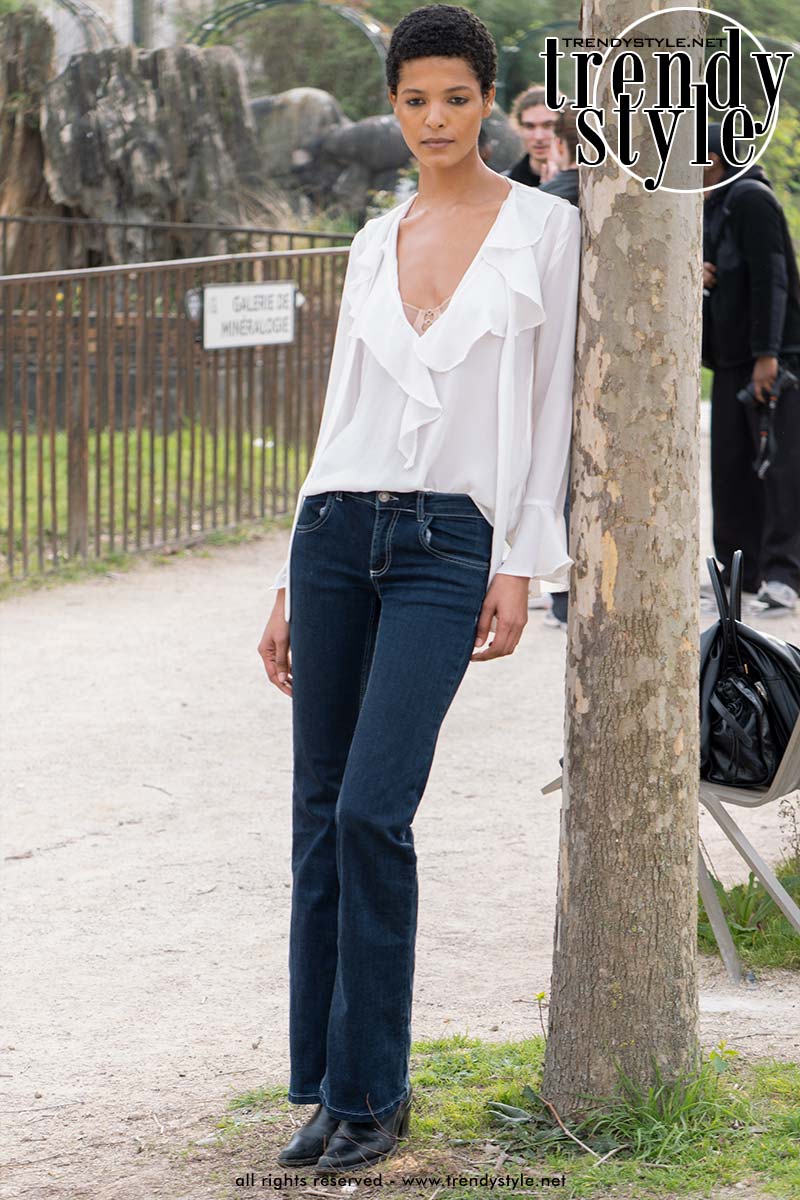 Een donkere slim fit jeans met een witte blouse voor een nette look. Foto Charlotte Mesman