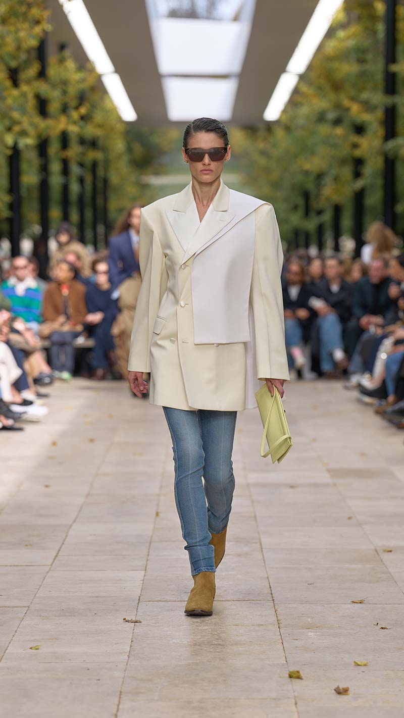 Skinny jeans met gebleekte verticale lijn op de catwalk van Celine voor voorjaar 2026. Photo courtesy of Celine