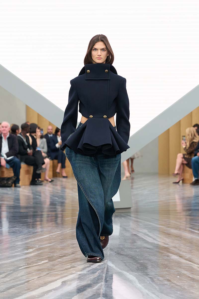 Spijkerbroeken krijgen een couture-twist voor een tailored look. Photo courtesy of Dior