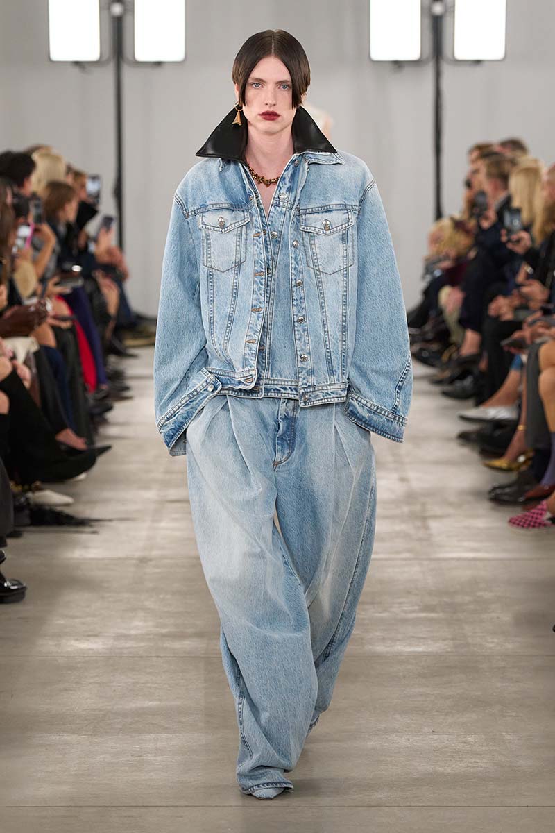 Barrel jeans trend voor lente zomer 2026, met daarop twee spijkerjacks in dezelfde wassing. Photo courtesy of Sportmax 