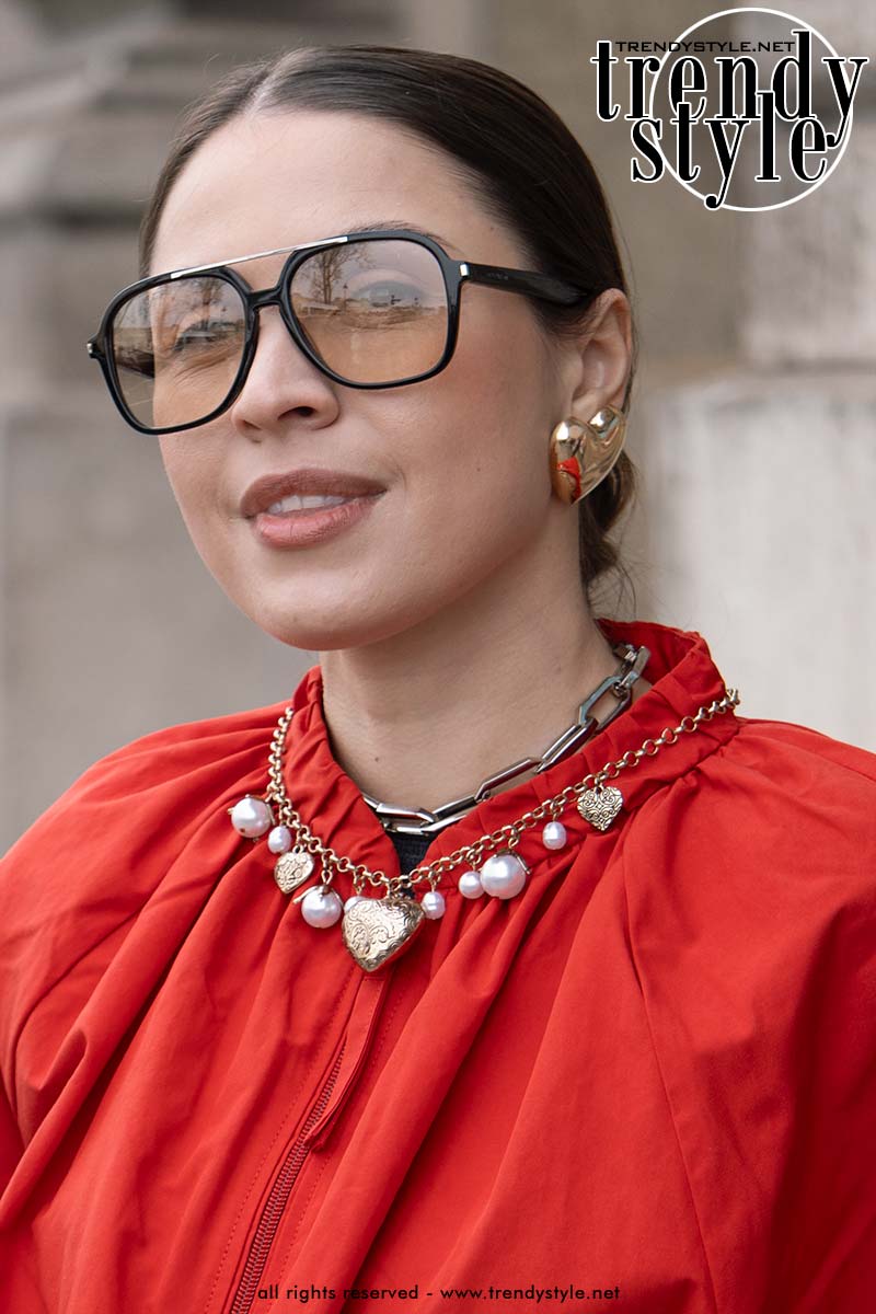 Influencer met klassiek glad kapsel met middenscheiding en goudkleurige oorbellen. Foto Charlotte Mesman