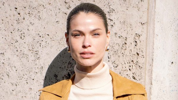 Slick-back kapsel zonder scheiding tijdens de Paris Fashion Week voor herfst winter 2026 2027. Foto Charlotte Mesman