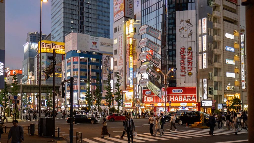 Akihabara in Tokio, Japan, bekend om elektronica, anime en moderne straatcultuur. Foto Charlotte Mesman