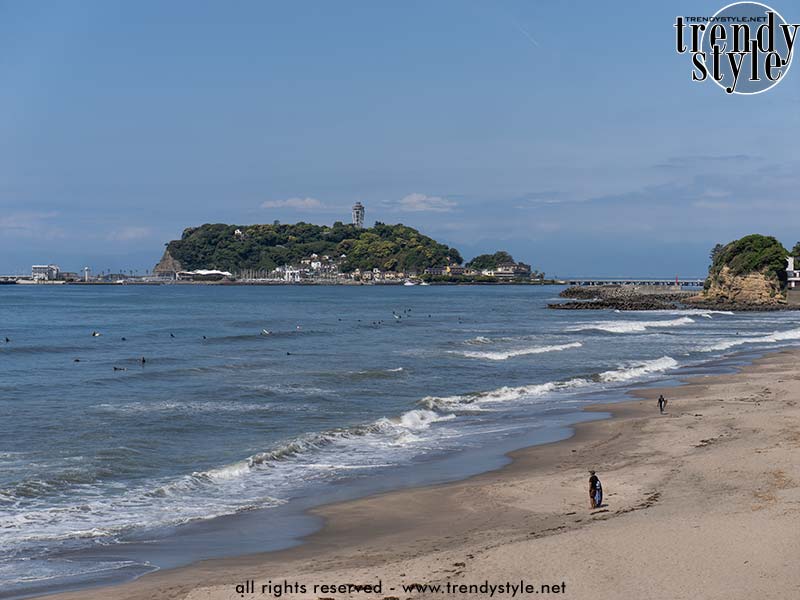 Shichirigahama Beach met Enoshima-eiland, Kamakura, Japan. Foto Charlotte Mesman
