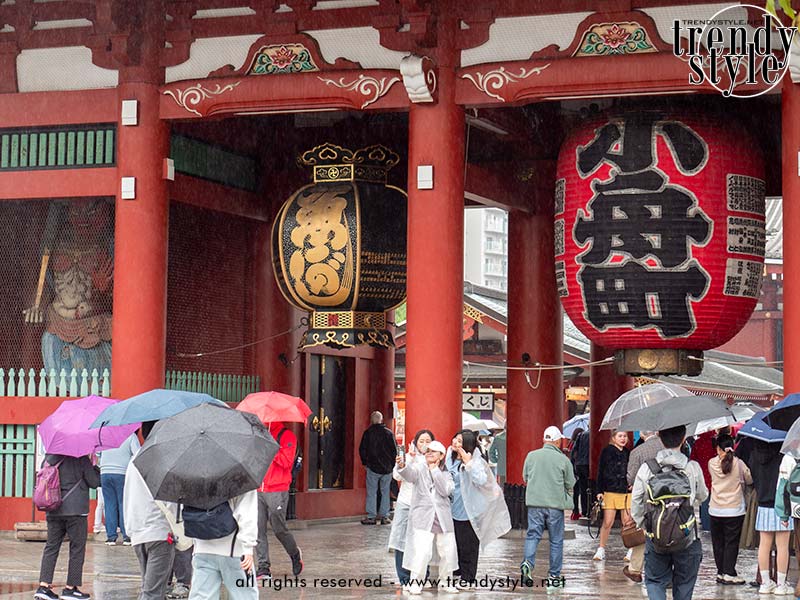 De Hōzōmon-poort, de binnenste poort van de Sensō-ji tempel in Tokio, Japan. Foto Charlotte Mesman