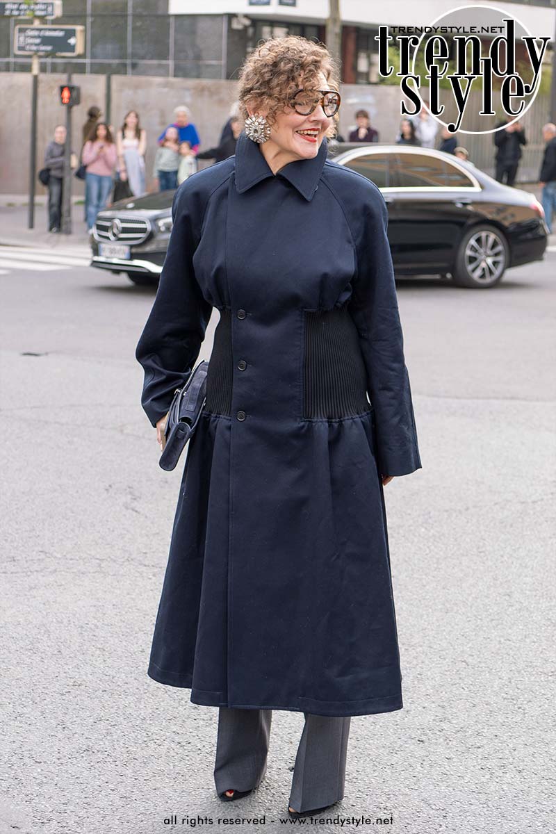 Een donkerblauwe trench coat met opvallende lijnen en details bij Lanvin in Parijs. Foto Charlotte Mesman
