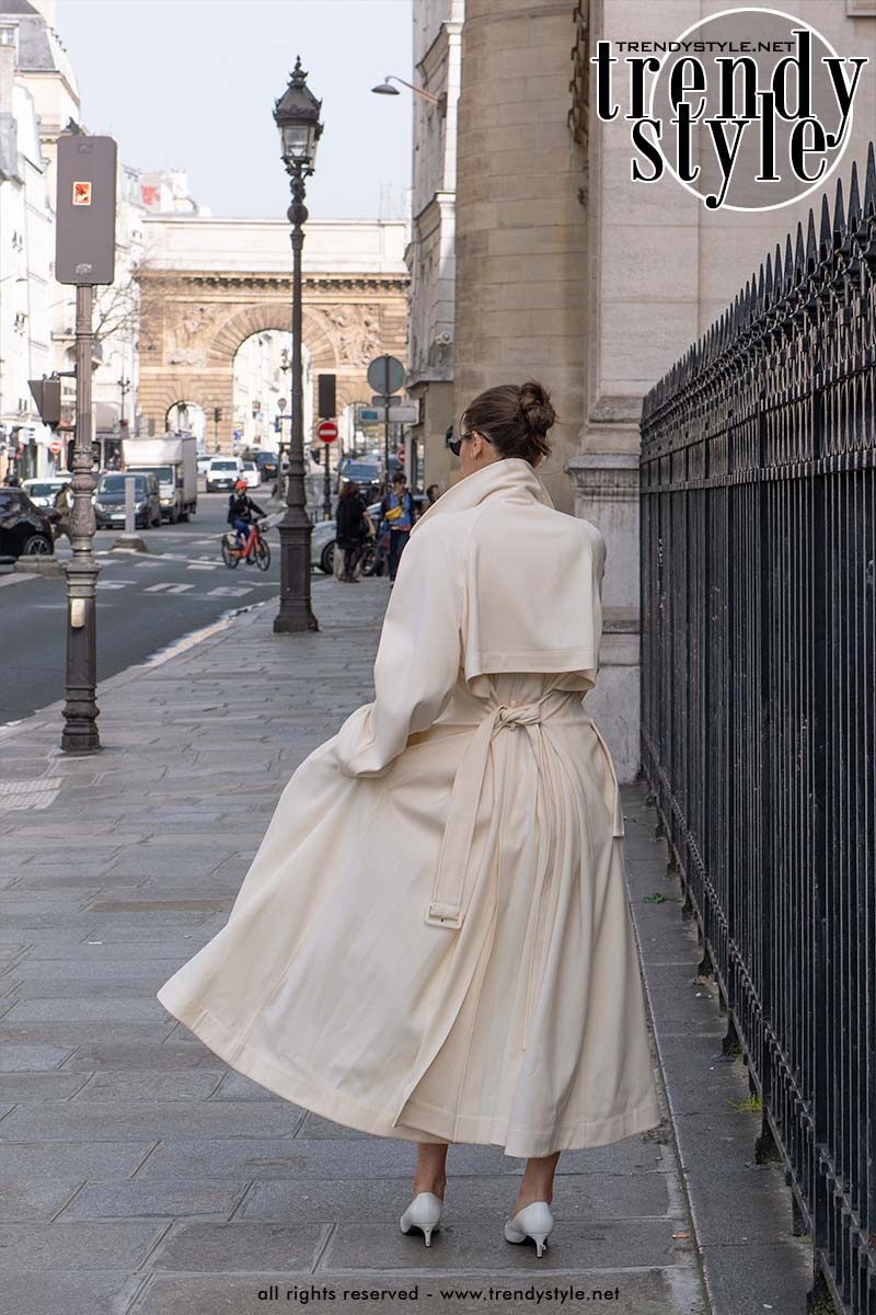 De trench coats voor lente zomer 2026 zijn rijk aan details. Foto Charlotte Mesman