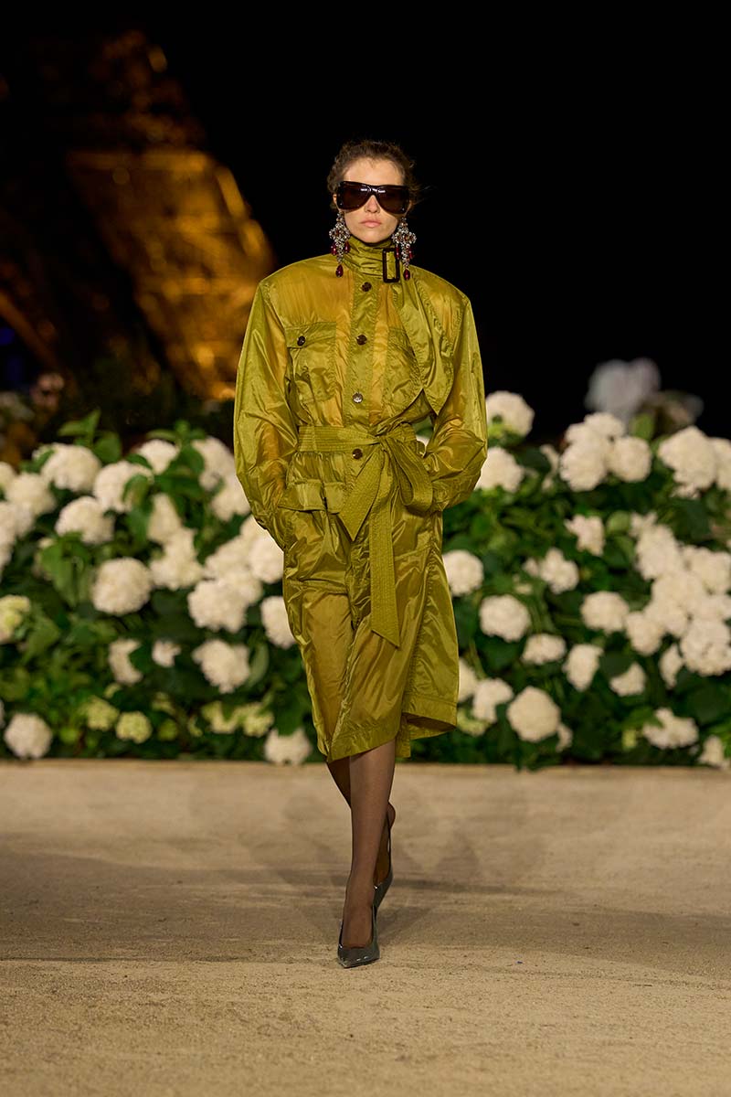 Een doorzichtige trench coat op de catwalk van Saint Laurent lente zomer 2026. Photo courtesy of Saint Laurent