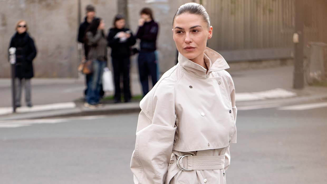 Trench coats trends zomer 2026: elegant en chiquer dan ooit. Foto Charlotte Mesman