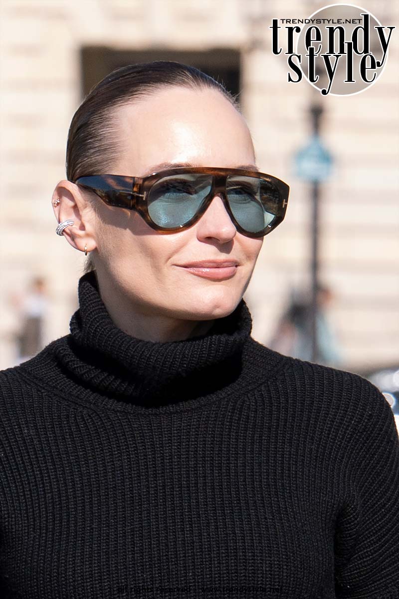 Maxi shield-zonnebril met chunky schildpadmontuur en blauwe glazen gedragen tijdens Paris Fashion Week streetstyle. Foto Charlotte Mesman