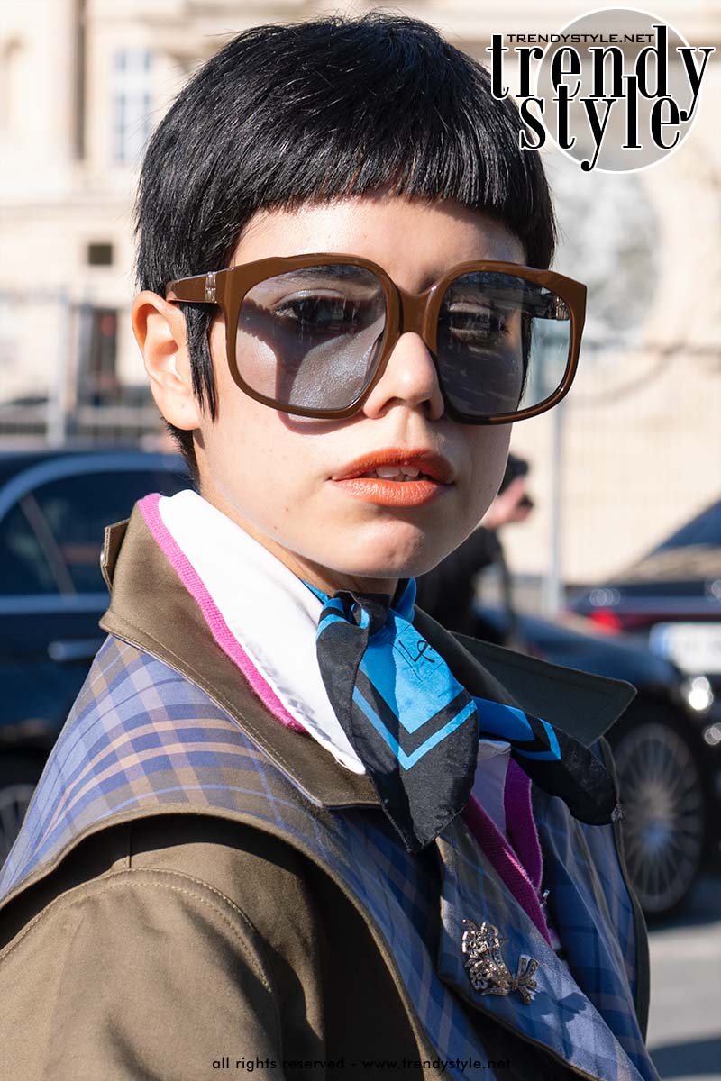 Retro montuur met lichtblauwe glazen bij de Paris Fashion Week. Foto Charlotte Mesman