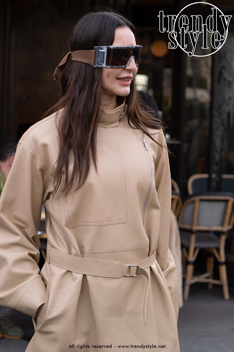 Oversized wrap-around zonnebril als statement accessoire voor zomer 2026. Foto Charlotte Mesman