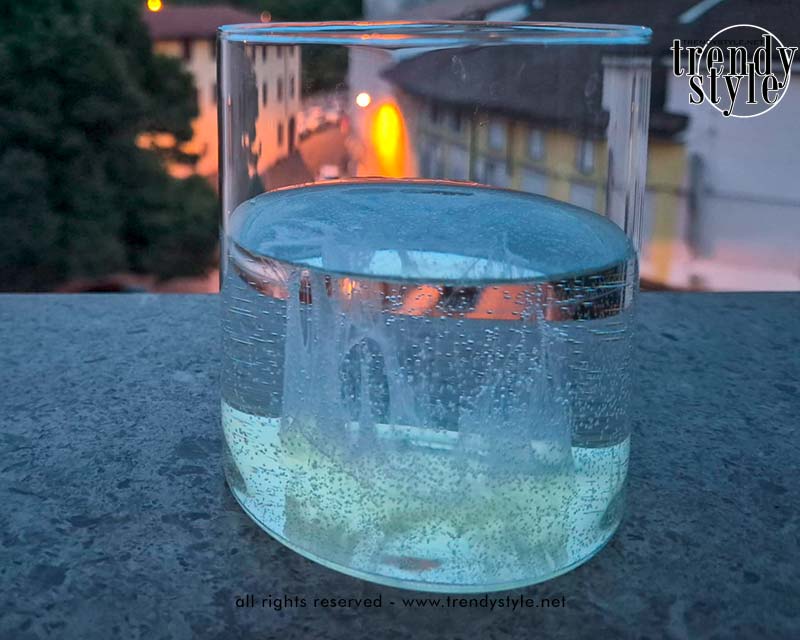 Een glas water met eiwit op de vensterbank tijdens de nacht van Sint-Pieter, volgens de Italiaanse traditie van de barca di San Pietro om de toekomst en de zomer te voorspellen. Foto Charlotte Mesman