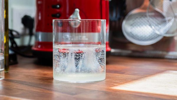 Italiaans ritueel: water en een ei om in de nabije toekomst te kijken. Foto Charlotte Mesman