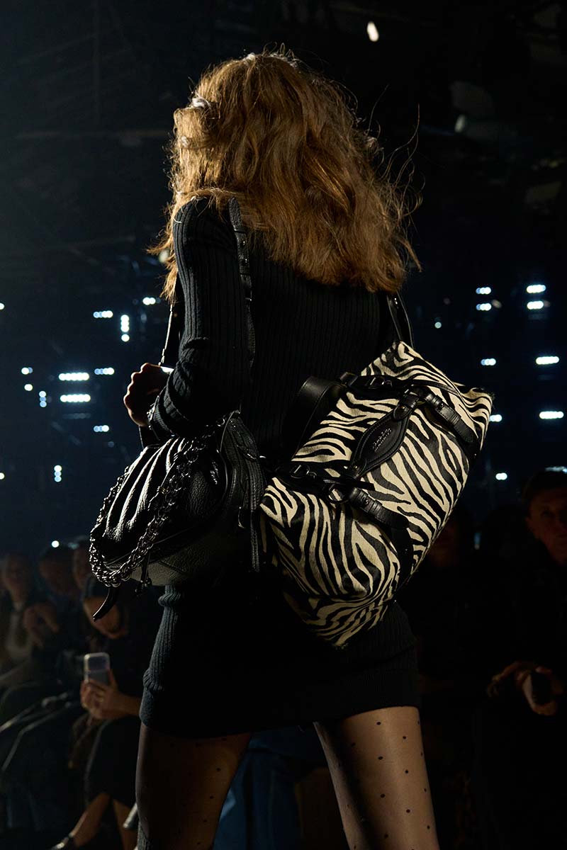 Achteraanzicht van de Isabel Marant-haarlook voor winter 2026 2027 met natuurlijke textuur, losse beweging en een bewust imperfecte finish. Photo courtesy of Isabel Marant
