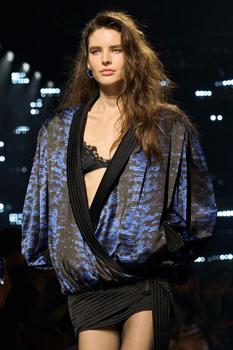Catwalkmodel bij Isabel Marant met de intentional imperfection-haartrend: een rommelige, geleefde haarstijl met natuurlijke beweging. Photo courtesy of Isabel Marant