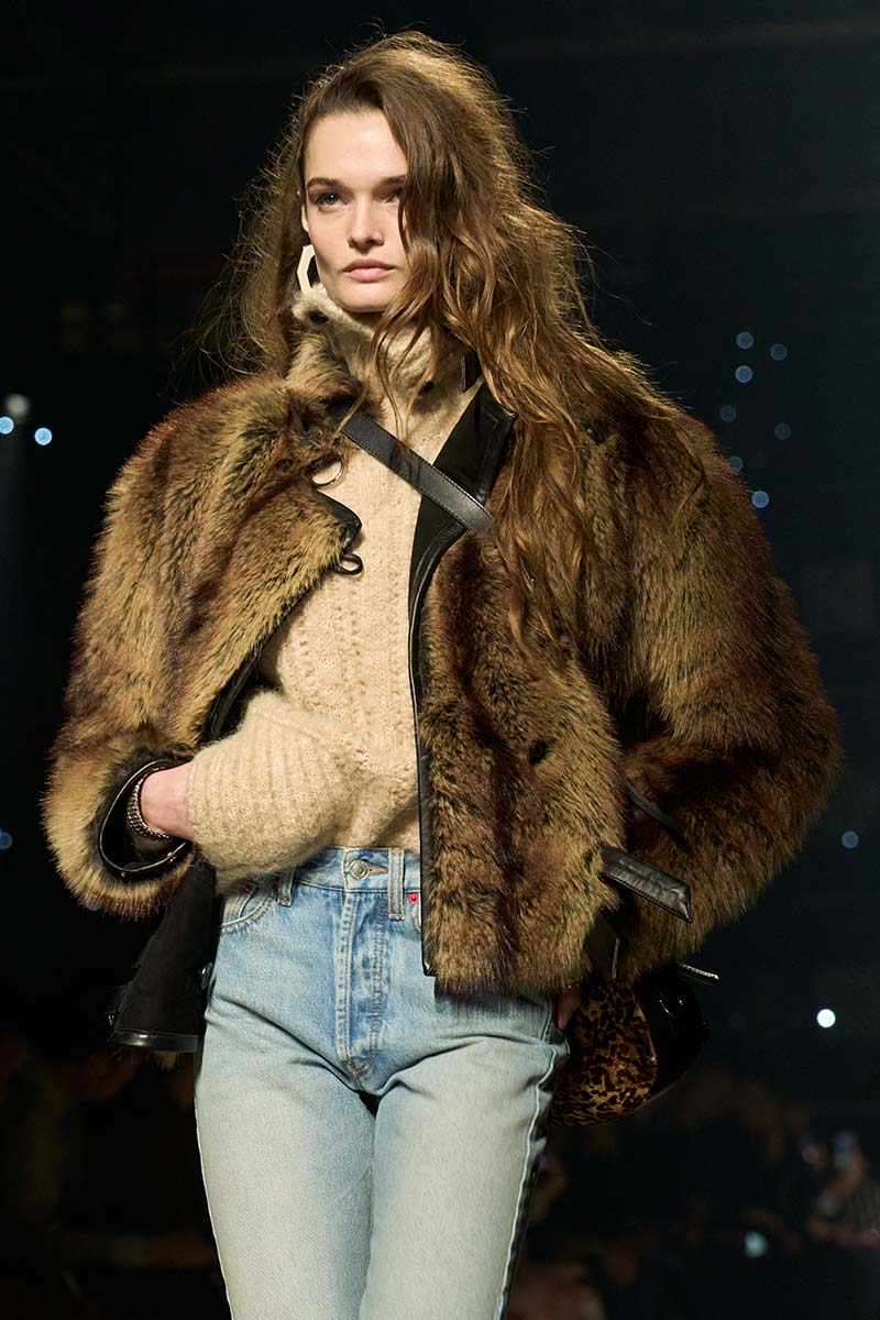 De Isabel Marant-haarlook voor winter 2026 2027 met een flip-over scheiding, zachte textuur en bewust imperfecte styling. Photo courtesy of Isabel Marant