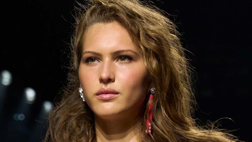 Intentional imperfection wordt dé haartrend van winter 2026 2027. Photo courtesy of Isabel Marant