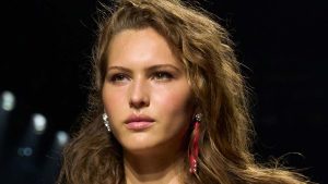 Intentional imperfection wordt dé haartrend van winter 2026 2027. Photo courtesy of Isabel Marant