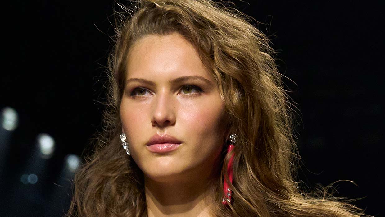 Intentional imperfection wordt dé haartrend van winter 2026 2027. Photo courtesy of Isabel Marant