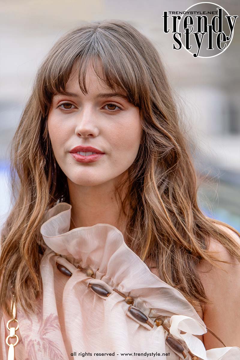 Influencer met zachte Birkin fringe en nonchalant golvend haar tijdens Paris Fashion Week. Foto Charlotte Mesman