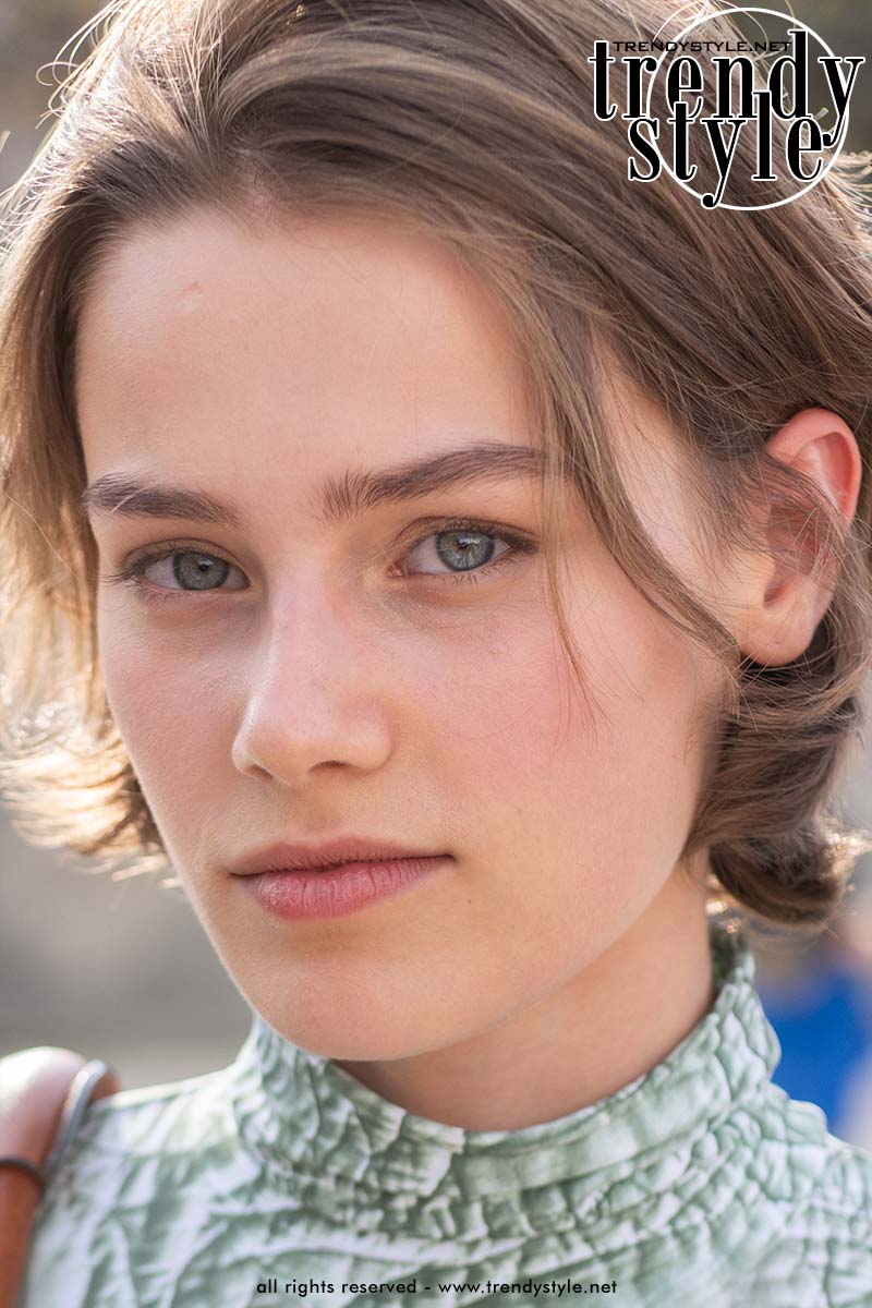 Model bij de Dior lente/zomer 2026-show met bijna onzichtbare wimpers en een frisse clean girl make-up look. Foto ADVERSUS
