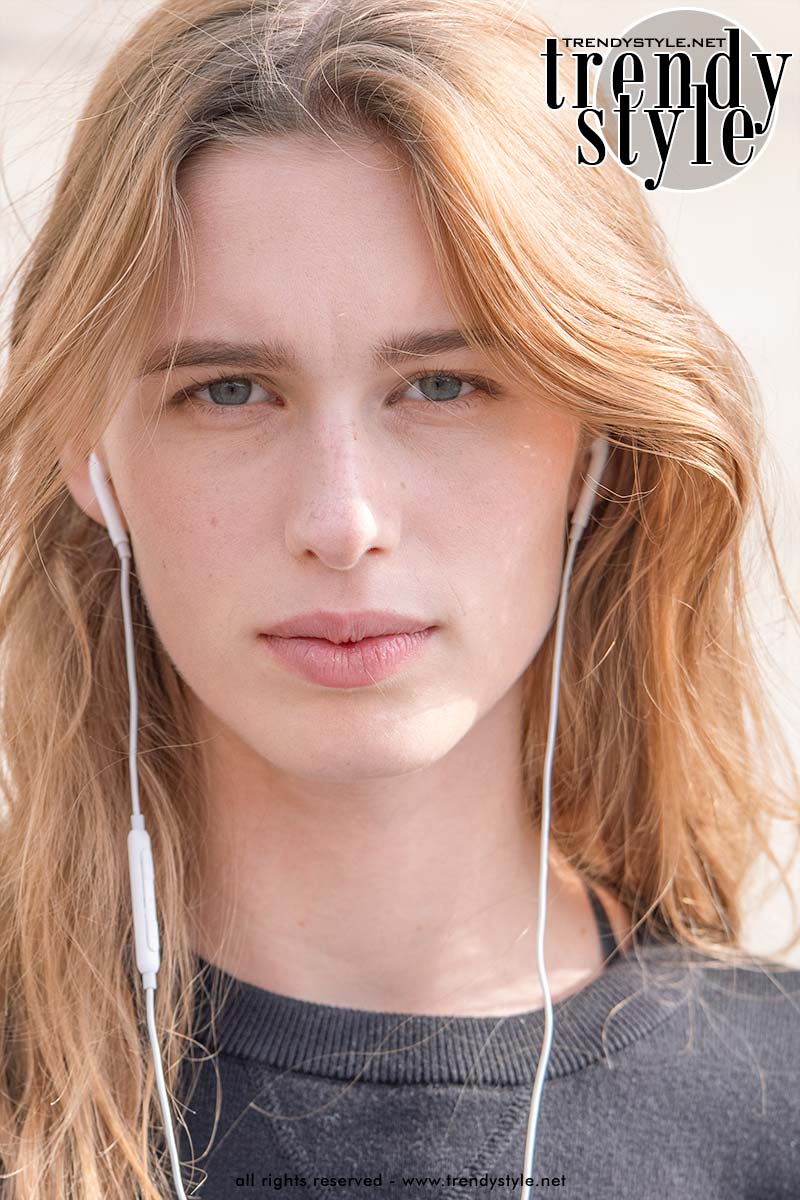 Model off-duty met ghost lashes tijdens Paris Fashion Week na de Dior lente zomer 2026-show. Foto: Charlotte Mesman