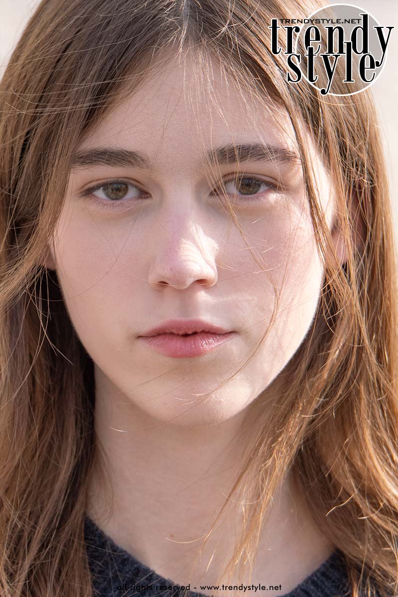Model off-duty na de Dior lente/zomer 2026-show met ghost lashes, glowy huid en minimalistische make-up in Parijs. Foto Charlotte Mesman