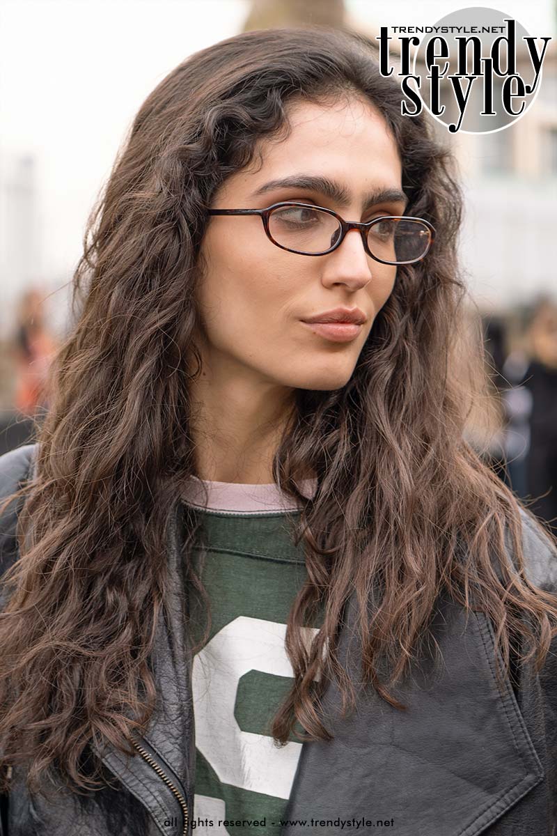 Een model met nonchalante slag in het haar. Een haarstijl die je niet op de catwalk zou verwachten. Foto Charlotte Mesman