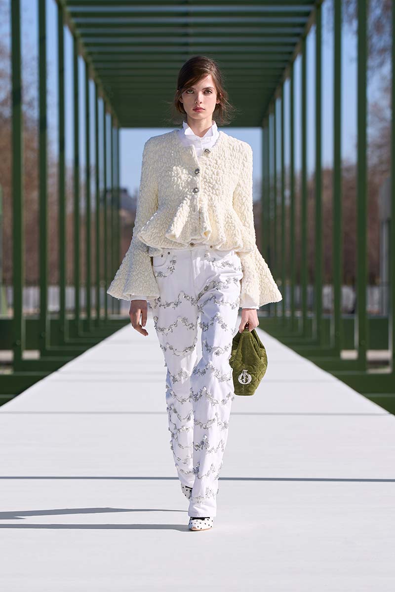 Witte spijkerbroek met details in zilverpailletten. Photo courtesy of Dior