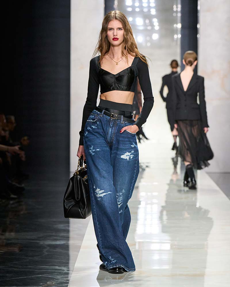 Wijde spijkerbroek met slijtplekken voor herfst winter 2026 2027. Photo courtesy of Dolce & Gabbana